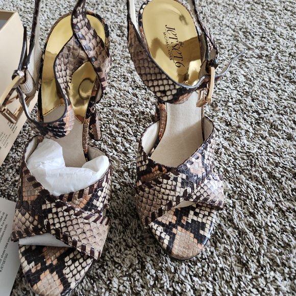 heels - Picture 2 of 7